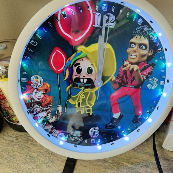 Tekashi gets a thriller clock - Picture 3 of 12